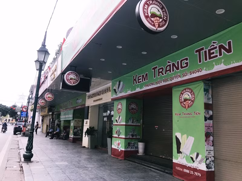 Trong khi hàng loạt cơ sở kinh doanh ở khu vực trung tâm Hà Nội đều đã đóng cửa, thì trong sáng nay kem Tràng Tiền Hà Nội vẫn mở một cửa để người dân vào mua kem mang về.