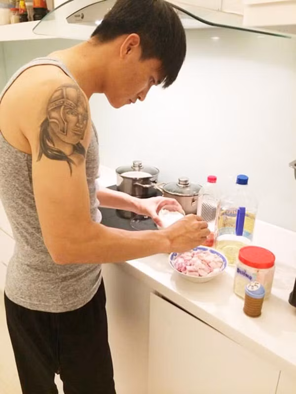 Khả năng nấu ăn của Công Vinh dừng ở mức khá. Nhưng như vậy đã quá đủ bởi anh có bà xã Thủy Tiên cực kỳ đảm đang bếp núc.