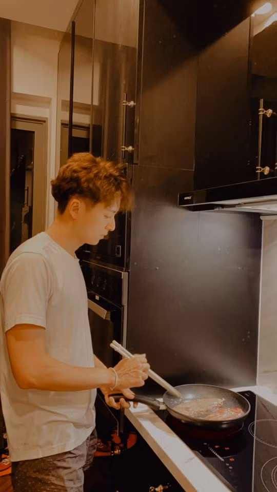 Lần nấu ăn mới nhất của Ngô Kiến Huy. Rảnh rỗi trong mùa dịch, "chàng Bắp" quyết định chiên thịt. Tuy nhiên được biết anh chủ yếu gọi đồ ăn ship, chứ không phải thường xuyên đứng bếp tự nấu tự ăn.