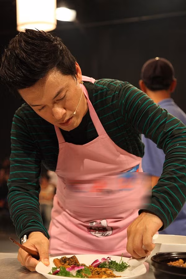 Cũng giống như Trường Giang, khả năng nấu ăn của Lam Trường rất cừ khôi, có thể sánh ngang một bầu bếp. Anh là người có thẩm mỹ tốt nên đồ ăn đảm bảo sẽ được trình bày đẹp mắt.