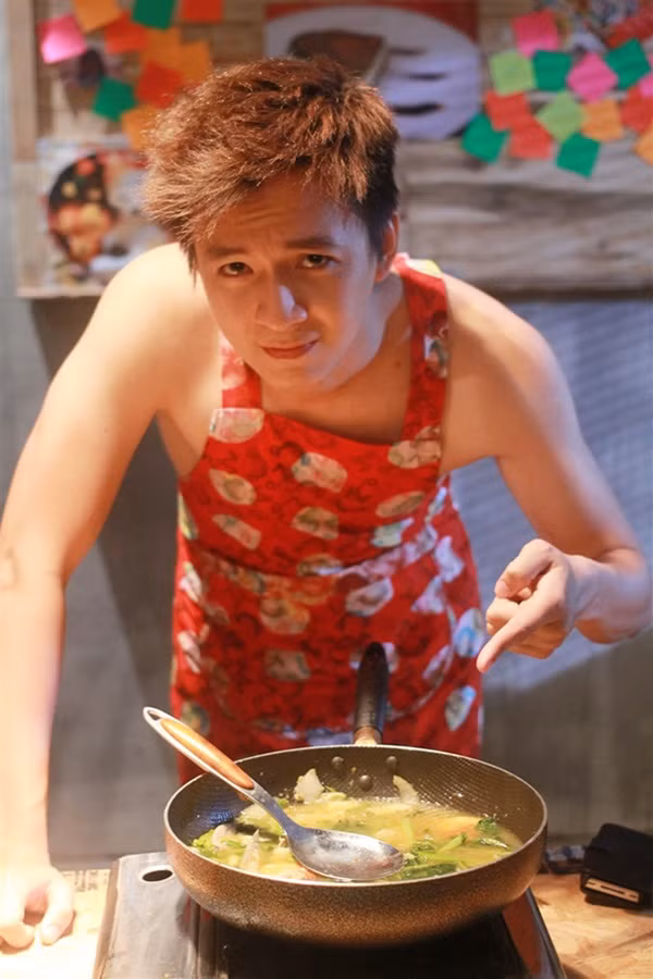 Vào bếp có cần thiết phải sexy thế này không Ngô Kiến Huy? Nhìn đồ ăn trong chảo có vẻ hơi... tạp nham nhưng vẻ ngoài điển trai của người làm khiến dân mạng bỏ qua tất cả.