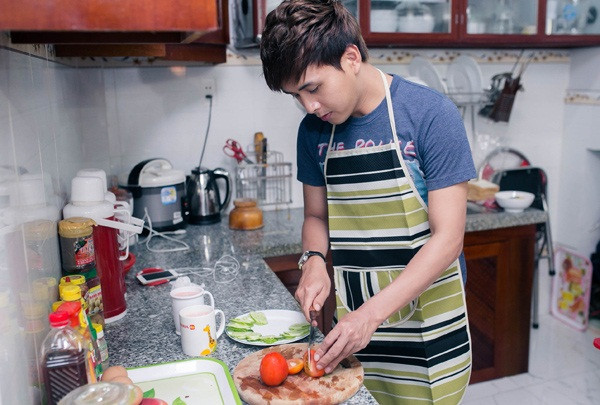 Hình ảnh Hồ Quang Hiếu đeo tạp dề chăm chú thái cà chua khiến nhiều người thích thú. Khán giả trông đợi có thể chiêm ngưỡng nhiều hơn những món ăn do chính tay giọng ca "Con bướm xuân" làm.