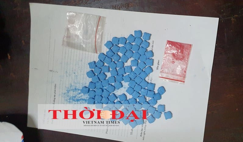 Bat qua tang doi nam nu di xe Audi A8 cho gan 100 vien ma tuy tong hop