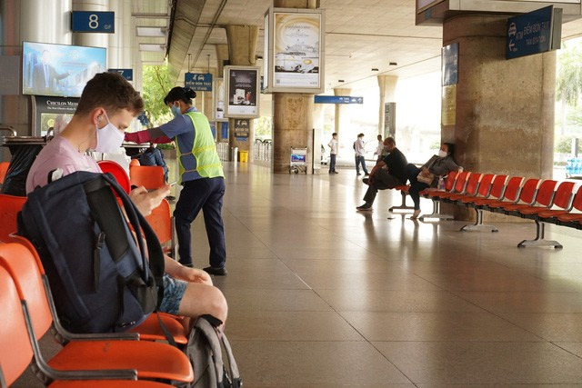 Một hành khách nước ngoài chờ ở sảnh quốc tế để về nước.