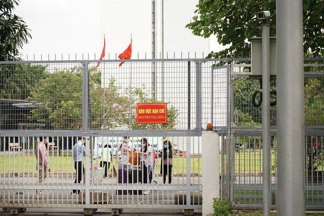 Sở dĩ sảnh của ga quốc tế vắng lặng vậy vì tất cả hành khách về từ vùng dịch khi xuống máy bay ngoài việc đo thân nhiệt thì phải lấy mẫu xét nghiệm COVID-19 tại sân bay trước khi được đưa đến khu vực cách ly tập trung.