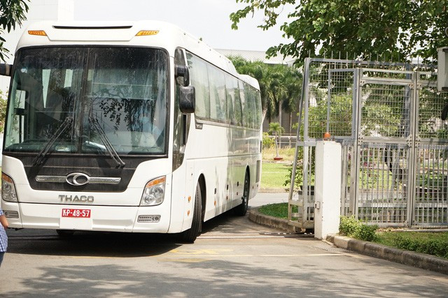 Sau khi hành khách về từ vùng dịch hoàn thành các thủ tục kiểm tra thân nhiệt, phun khử khuẩn… sẽ được chuyển tới các khu cách ly của thành phố.