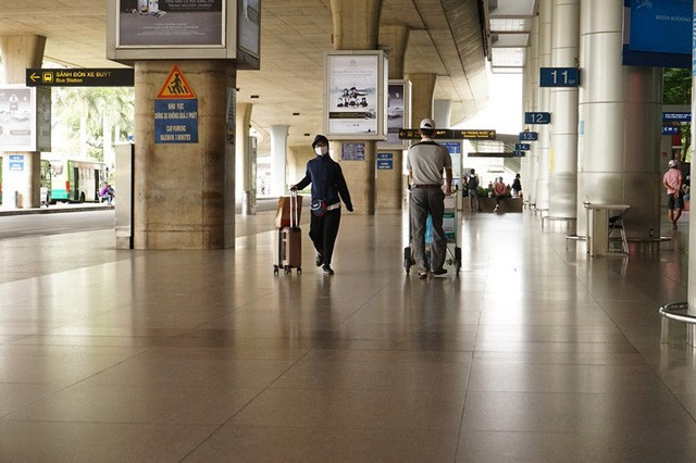Khác hẳn với dòng người đông nườm nượp thường ngày, sảnh quốc tế hôm nay thưa thớt người qua lại.