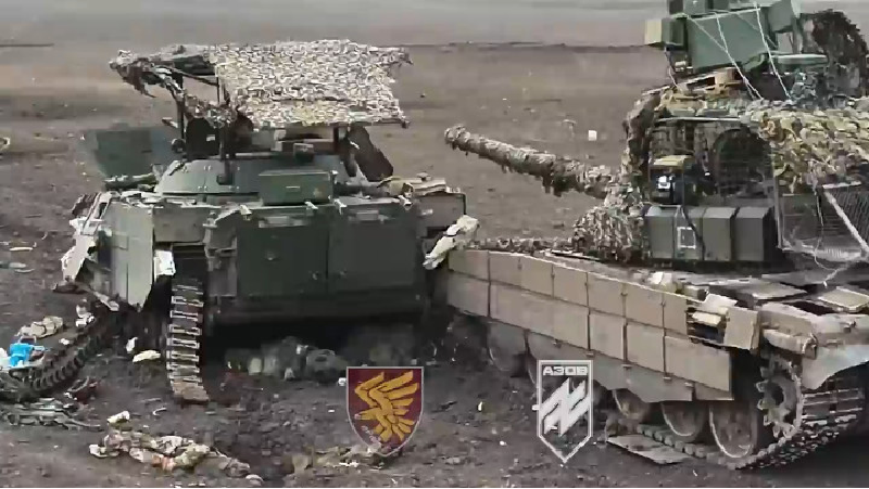 Tuy nhiên, do mùa thu đã đến, lá cây rụng và cỏ dại không còn rậm rạp, nên các xe tăng và thiết giáp của Quân đội Nga mất đi khả năng ẩn nấp trên địa hình trống trải, nhanh chóng bị máy bay không người lái của Ukraine phát hiện. Ảnh: DE.