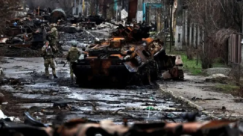 Trong trận chiến, Quân đội Ukraine đã tận dụng tối đa lợi thế về địa hình và hỏa lực để thực hiện các cuộc tấn công chính xác vào lực lượng cơ giới hóa của Nga. Đầu tiên, họ phá hủy xe tăng và thiết giáp đi đầu của Quân đội Nga, sau đó dùng tên lửa chống tăng để tấn công vào giữa đội hình thiết giáp, trực tiếp cắt đứt quân xung kích Nga và thực hiện vòng vây chia cắt. Ảnh: BBC.