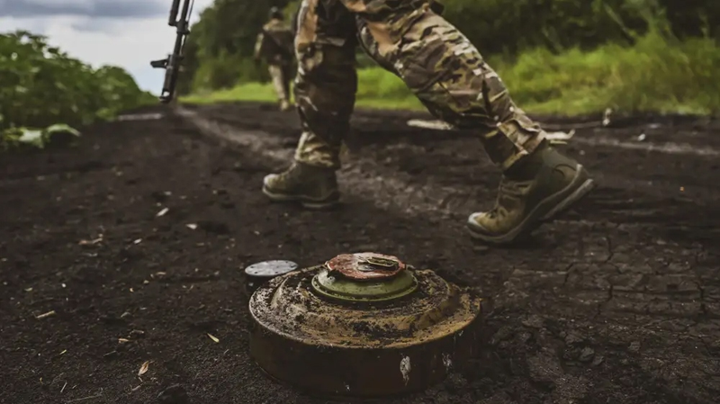 Tuy nhiên, Quân đội Ukraine không ngồi yên chờ đợi; họ đã bố trí một lượng lớn mìn chống tăng ở tuyến phòng thủ tiền phương, gây ra nhiều khó khăn cho các cuộc tấn công của Quân đội Nga. Ảnh: Getty Images.