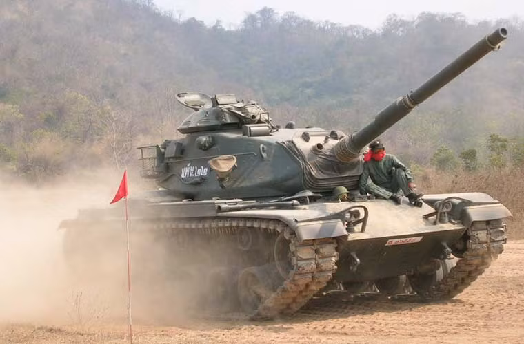 Xe được trang bị động cơ diessel cho tốc độ tối đa 48km/h, tầm hoạt động 500km.