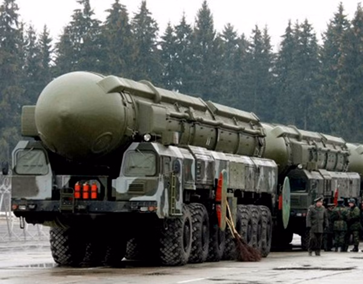Tên lửa đạn đạo Topol-M có tầm bắn 11.000 km, mang được nhiều đầu đạn hạt nhân kiểu MIRV.
