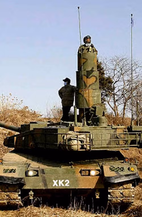 Khi K2 Black Panther bắt đầu vượt sông, nó sử dụng một ống thông hơi đặc biệt trông rất dị thường.