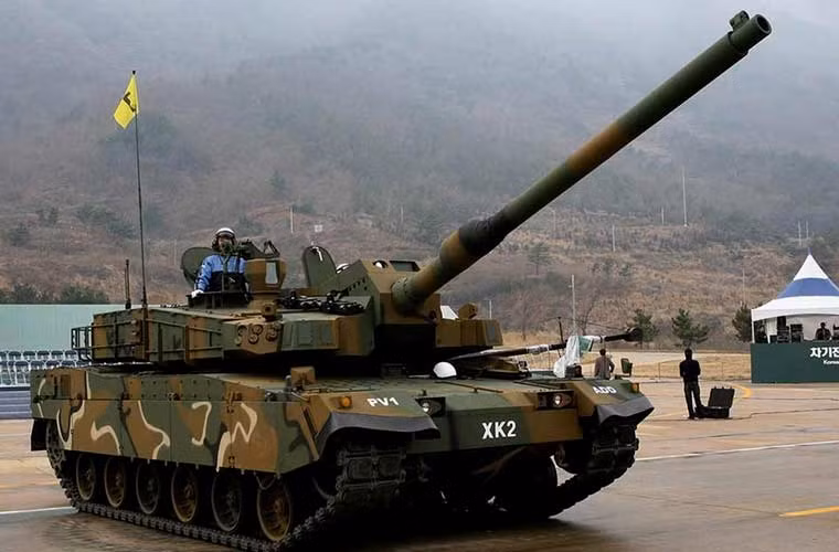 Xe tăng K2 được trang bị một pháo nòng trơn AL55 -120mm với chiều dài tới 6,6m- dài hơn gần 2m so với pháo của những xe tăng hiện đại.