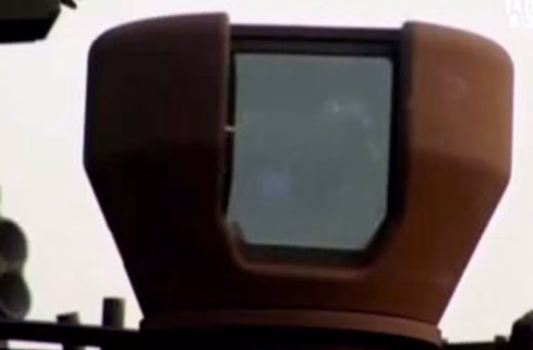 K2 Black Panther được trang bị kính ngắm nhiệt – quang SCS cho phép phát hiện mục tiêu từ khoảng cách 9,8km.