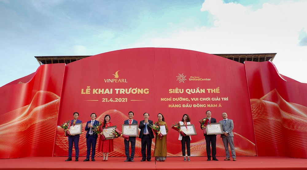 Nhân dịp khai trương, Phú Quốc United Center chính thức ra mắt chuỗi sự kiện - hoạt động náo nhiệt 24/7 với gần 7.200 đại cảnh trình diễn, 12.000 mini show mỗi năm. Đặc biệt, “siêu quân thể nghỉ dưỡng – vui chơi – giải trí” cũng được Tổ chức Kỷ lục Việt Nam công bố đạt đồng thời 5 kỉ lục quốc gia. Trong đó, Phú Quốc United Center được công nhận Kỷ lục “Siêu quần thể đa dạng với các loại hình vui chơi giải trí và nghỉ dưỡng có diện tích lớn nhất Việt Nam”.