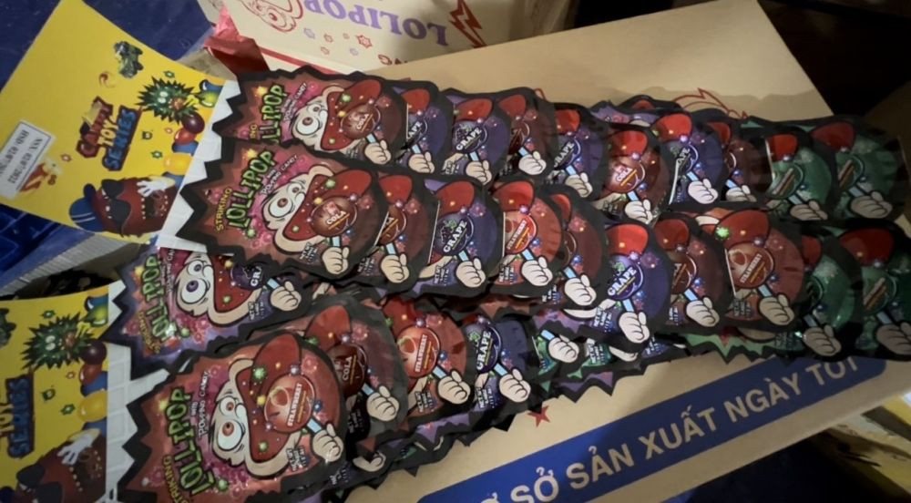 Hà Nội: Đột kích cơ sở kinh doanh có dấu hiệu giả mạo nước tẩy toilet nhãn hiệu Okay - Hình 2 Ha Noi: Dot kich co so kinh doanh co dau hieu gia mao nuoc tay toilet nhan hieu Okay-Hinh-2