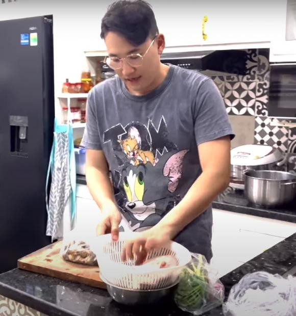 Ha Tri Quang tan tam cham soc cho Thanh Doan bi benh-Hinh-4