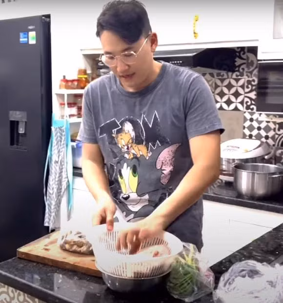 Ha Tri Quang tan tam cham soc cho Thanh Doan bi benh-Hinh-4