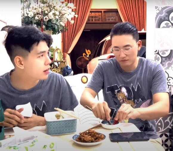 Ha Tri Quang tan tam cham soc cho Thanh Doan bi benh-Hinh-6