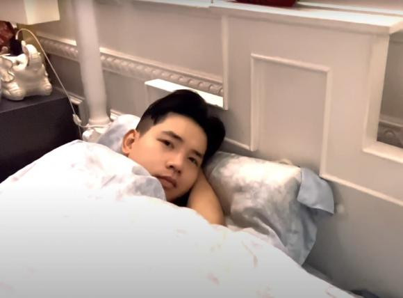 Ha Tri Quang tan tam cham soc cho Thanh Doan bi benh-Hinh-2