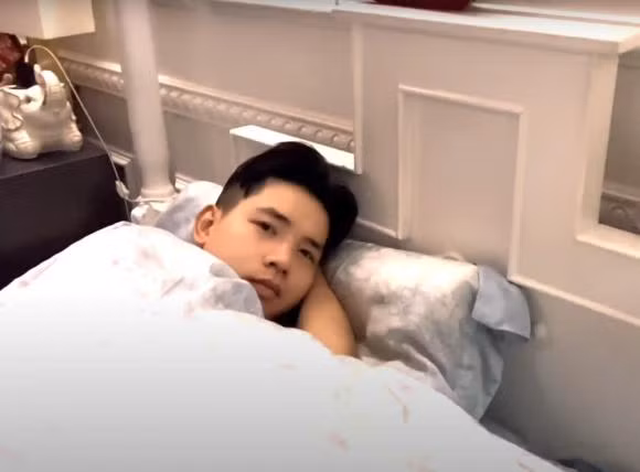 Ha Tri Quang tan tam cham soc cho Thanh Doan bi benh-Hinh-2