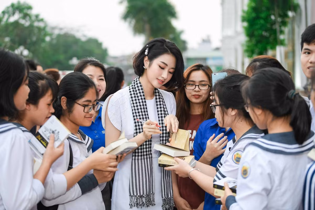 Nhung Hoa hau, A hau len xe hoa ngay sau dang quang-Hinh-2