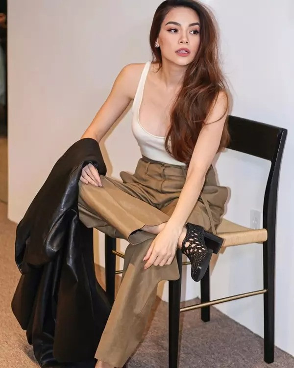 Các tông màu như đen, trắng, đỏ, nâu hoặc xanh lá luôn là ưu tiên hàng đầu trong việc lựa chọn outfit của Hà Hồ.