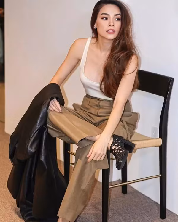 Các tông màu như đen, trắng, đỏ, nâu hoặc xanh lá luôn là ưu tiên hàng đầu trong việc lựa chọn outfit của Hà Hồ.