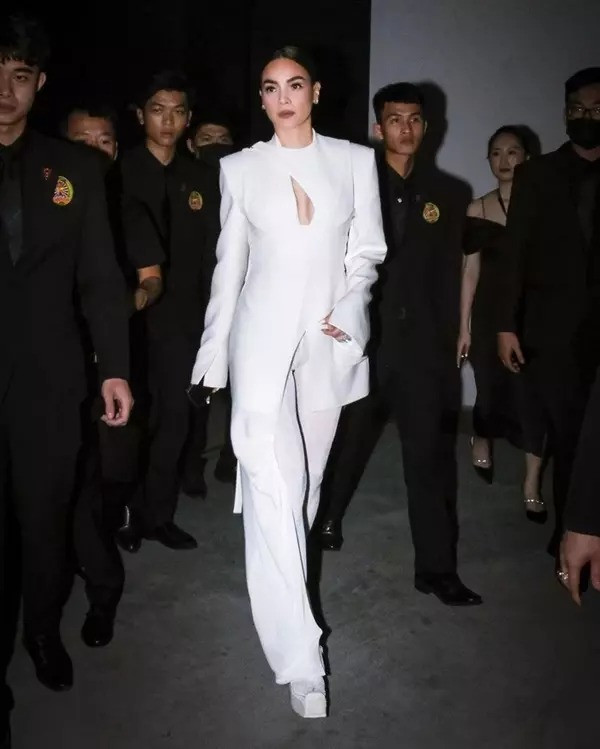 Đều là những chị đại của làng showbiz Việt nhưng Hồ Ngọc Hà lại thể hiện rõ đẳng cấp "biết chơi" thời trang hơn so với đàn chị Lệ Quyên. Kể từ sau khi sinh con, người đẹp chưa từng để lộ khoảnh khắc ăn mặc thảm hoạ mà cách ăn mặc ngày càng thăng hạng đến mức cô trở thành một biểu tượng mỗi khi nhắc đến thời trang Việt. Ở độ tuổi 38, Hà Hồ thường xuyên thay đổi đa dạng trong cách lên đồ, lúc nóng bỏng, lúc sang trọng, lúc trẻ trung hết cỡ.