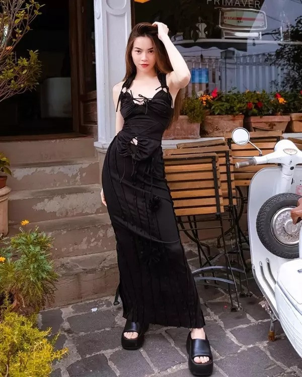 Sẽ hiếm khi nhìn thấy "nữ hoàng giải trí" phối nhiều màu trong cùng một outfit, diện một màu nhưng toát đầy vẻ đẹp quyền lực có lẽ là tuyên ngôn ăn mặc của Hà Hồ.