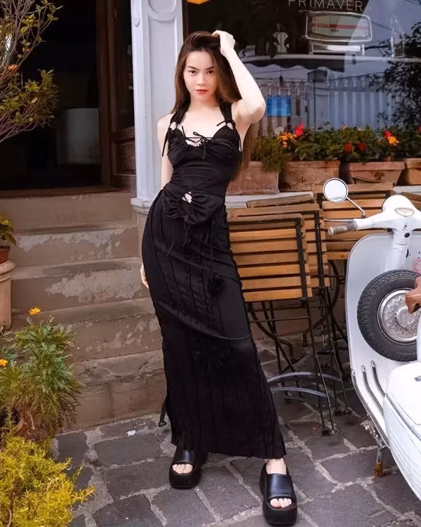 Sẽ hiếm khi nhìn thấy "nữ hoàng giải trí" phối nhiều màu trong cùng một outfit, diện một màu nhưng toát đầy vẻ đẹp quyền lực có lẽ là tuyên ngôn ăn mặc của Hà Hồ.