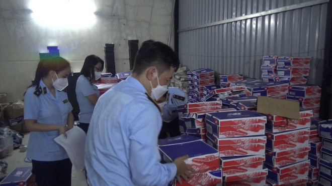 Kinh doanh “hàng hiệu” trôi nổi chưa kịp bán đã bị bắt Kinh doanh “hang hieu” troi noi chua kip ban da bi bat