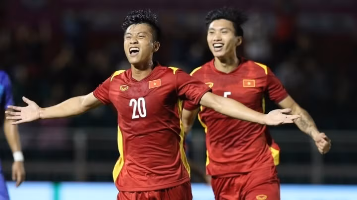 Ghi dau an dep tren truong quoc te, bong da Viet Nam nang vi the