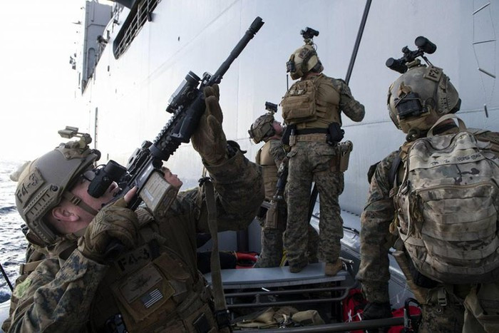 Thủy quân lục chiến Mỹ là quân chủng có trách nhiệm cung cấp lực lượng tiến công từ phía biển, sử dụng phương tiện vận chuyển của Hải quân Mỹ để nhanh chóng đưa các lực lượng đặc nhiệm vũ trang hỗn hợp tham gia chiến tranh đổ bộ từ biển.