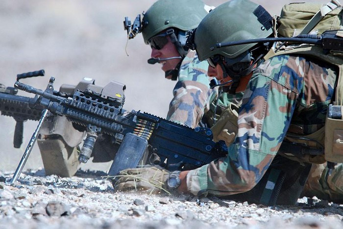 Các loại súng máy được lựa chọn cho các đơn vị đặc nhiệm Mỹ là MK46 và MK48. Cả hai loại vũ khí này đều đáng tin cậy và phổ biến ở cả các đơn vị thông thường vì tính hiệu quả.
