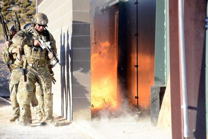 Họ mang theo nhiều hay ít thiết bị tùy thuộc vào mục tiêu và khả năng phòng thủ tiềm năng của nó, từ những vật liệu đơn giản để nổ tung cánh cửa cho đến súng ngắn, cưa máy hay đèn hàn.