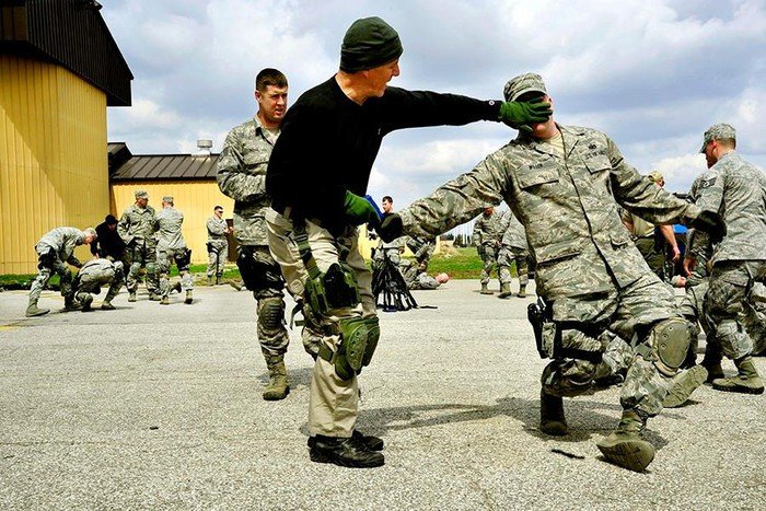 Một yếu tố khác không thể nhắc tới là kỹ năng cận chiến. Đây vừa là một nghệ thuật vừa là một khoa học đòi hỏi phải luyện tập nhiều năm mới thuần thục. Chính các kỹ năng cận chiến đỉnh cao giúp phân biệt Lực lượng Delta và Đội SEAL 6 với các lực lượng đặc nhiệm còn lại của Mỹ.