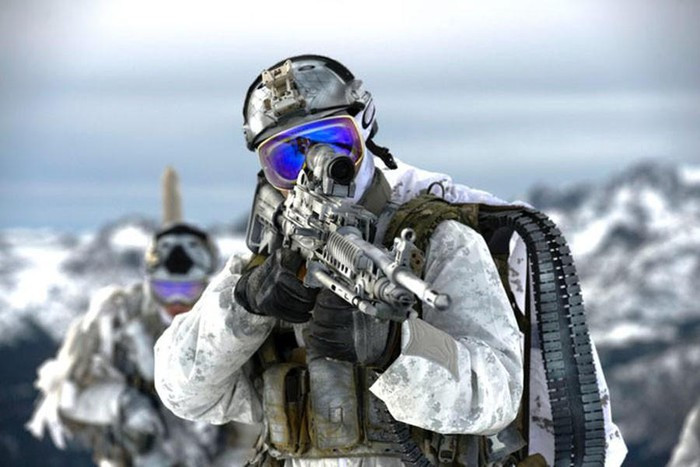 Trong khi khẩu MK46 sử dụng đạn cỡ 5,56 mm, nhẹ hơn và di động hơn thì MK48 bắn đạn 7,62 mm, mạnh mẽ hơn.