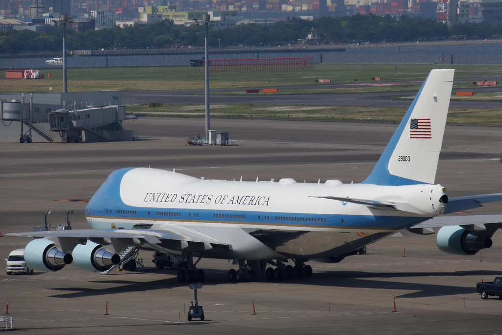 VC-25 là một máy bay quân sự đặc biệt phục vụ cho các Tổng thống Mỹ. Năm 1990 giá chế tạo của nó là 330 triệu USD, chi phí cho một lần bay là 206.337 USD.