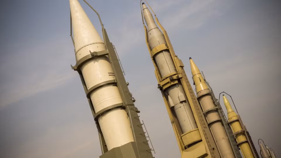 “Đại diện chính thức của Bộ Ngoại giao Cộng hòa Hồi giáo Iran - ông Khatibzade đã lên án việc tiến hành một số cuộc tấn công tên lửa vào các khu vực biên giới của đất nước và nhấn mạnh rằng trong trường hợp sự việc này lặp lại, Iran sẽ không thờ ơ", IRNA đưa tin.