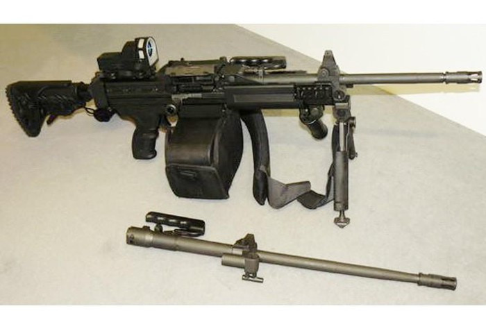 Đây là khẩu súng máy sử dụng loại đạn 7,62 mm NATO có trọng lượng nhẹ nhất tính đến thời điểm hiện tại. Súng có tốc độ xạ kích từ 850 - 1.050 viên/phút, tầm tác chiến hiệu quả từ 800m đến 1.200m tùy theo loại nòng trang bị.