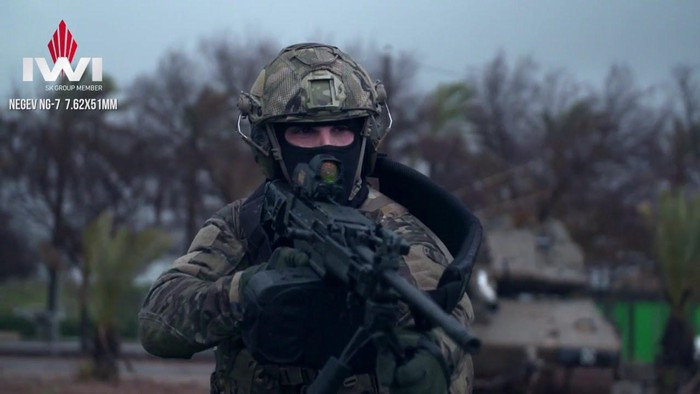 Thước ngắm phía sau được làm phỏng theo các mẫu súng trường tấn công của Mỹ và tương tự như các loại súng đang phục vụ trong IDF với khả năng điều chỉnh tầm bắn từ 300 - 1.000 m. Thước ngắm này cũng có thể điều chỉnh độ cao và bù hướng gió để đảm bảo độ chính xác. Cho tới thời điểm hiện tại, đây là khẩu súng máy hiện đại nhất của Việt Nam.