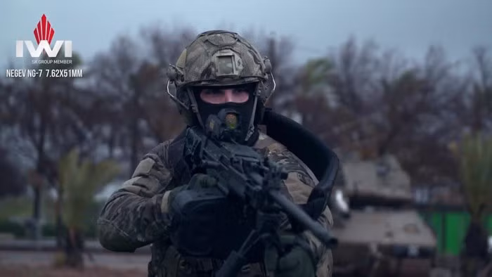 Thước ngắm phía sau được làm phỏng theo các mẫu súng trường tấn công của Mỹ và tương tự như các loại súng đang phục vụ trong IDF với khả năng điều chỉnh tầm bắn từ 300 - 1.000 m. Thước ngắm này cũng có thể điều chỉnh độ cao và bù hướng gió để đảm bảo độ chính xác. Cho tới thời điểm hiện tại, đây là khẩu súng máy hiện đại nhất của Việt Nam.