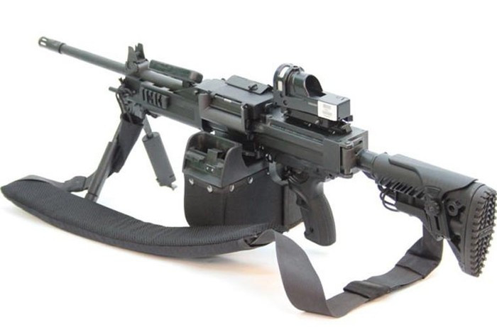 Súng sử dụng loại báng hiện đại GLR16-S CP, được sản xuất bởi FAB Defense, một công ty quốc phòng khác của Israel.