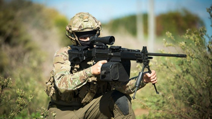 Với thiết kế độc đáo, quai xách vừa có chức năng vận chuyển súng, vừa đóng vai trò hỗ trợ trong việc thay thế nòng súng nhanh chóng khi tác chiến ở cường độ cao mà không phải dùng dụng cụ tháo nòng chuyên dụng.