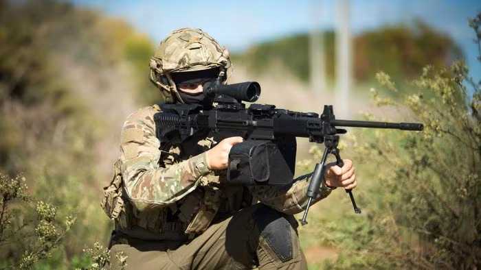 Với thiết kế độc đáo, quai xách vừa có chức năng vận chuyển súng, vừa đóng vai trò hỗ trợ trong việc thay thế nòng súng nhanh chóng khi tác chiến ở cường độ cao mà không phải dùng dụng cụ tháo nòng chuyên dụng.