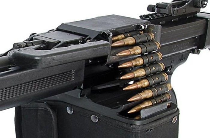 Cận cảnh hộp tiếp đạn của súng NG-7. Điều đặc biệt, loại súng này cũng có thể gắn các loại hộp đạn của súng trường tấn công tiêu chuẩn 30 viên cỡ 7,62mm.