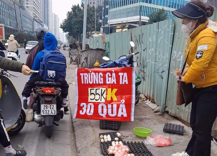 Trung ga ban voi gia “re chua tung co”, nguoi nuoi noi gi?