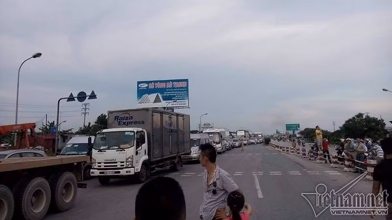 Quoc lo 5 tac nghen: Tai xe tra tien le qua tram thu phi